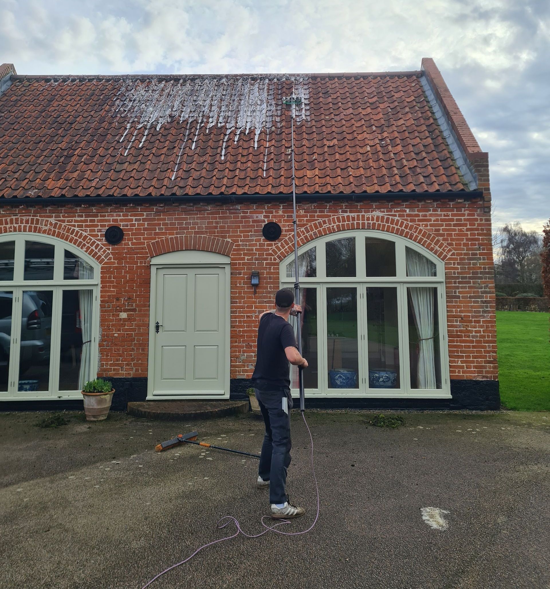 How to Remove Moss From a Roof