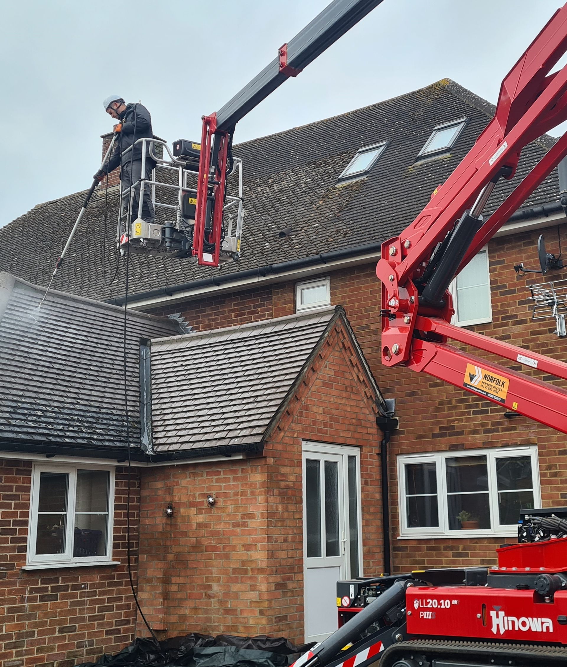 How to Remove Moss From a Roof