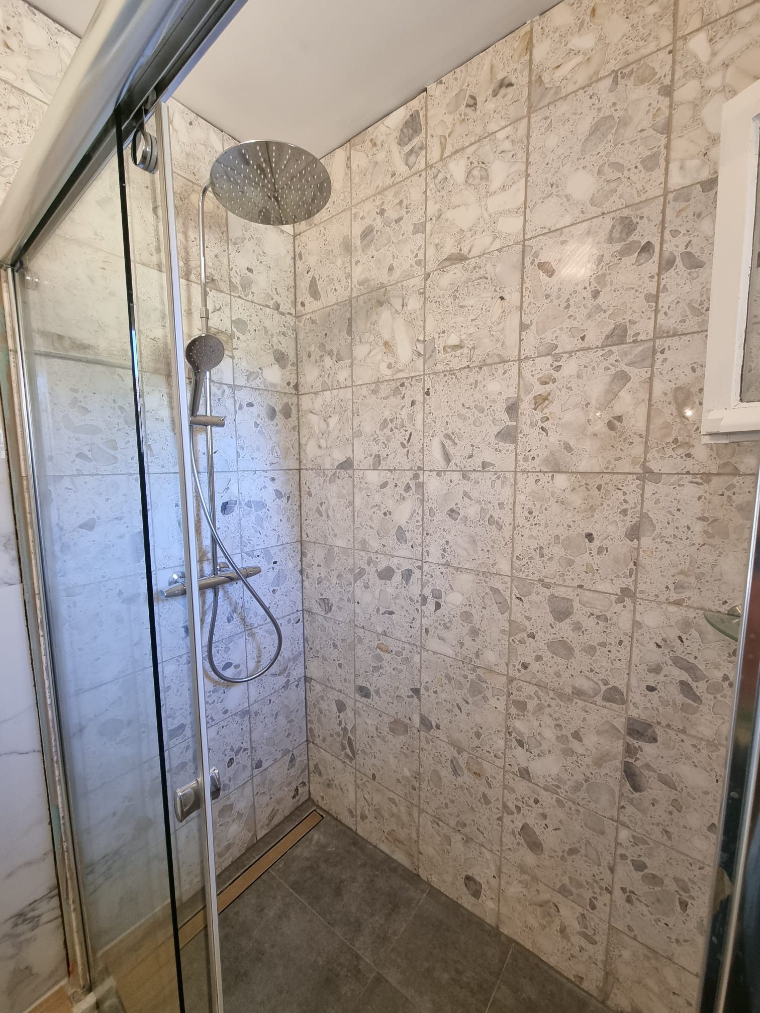 Een badkamer met een wastafel en een wasmand