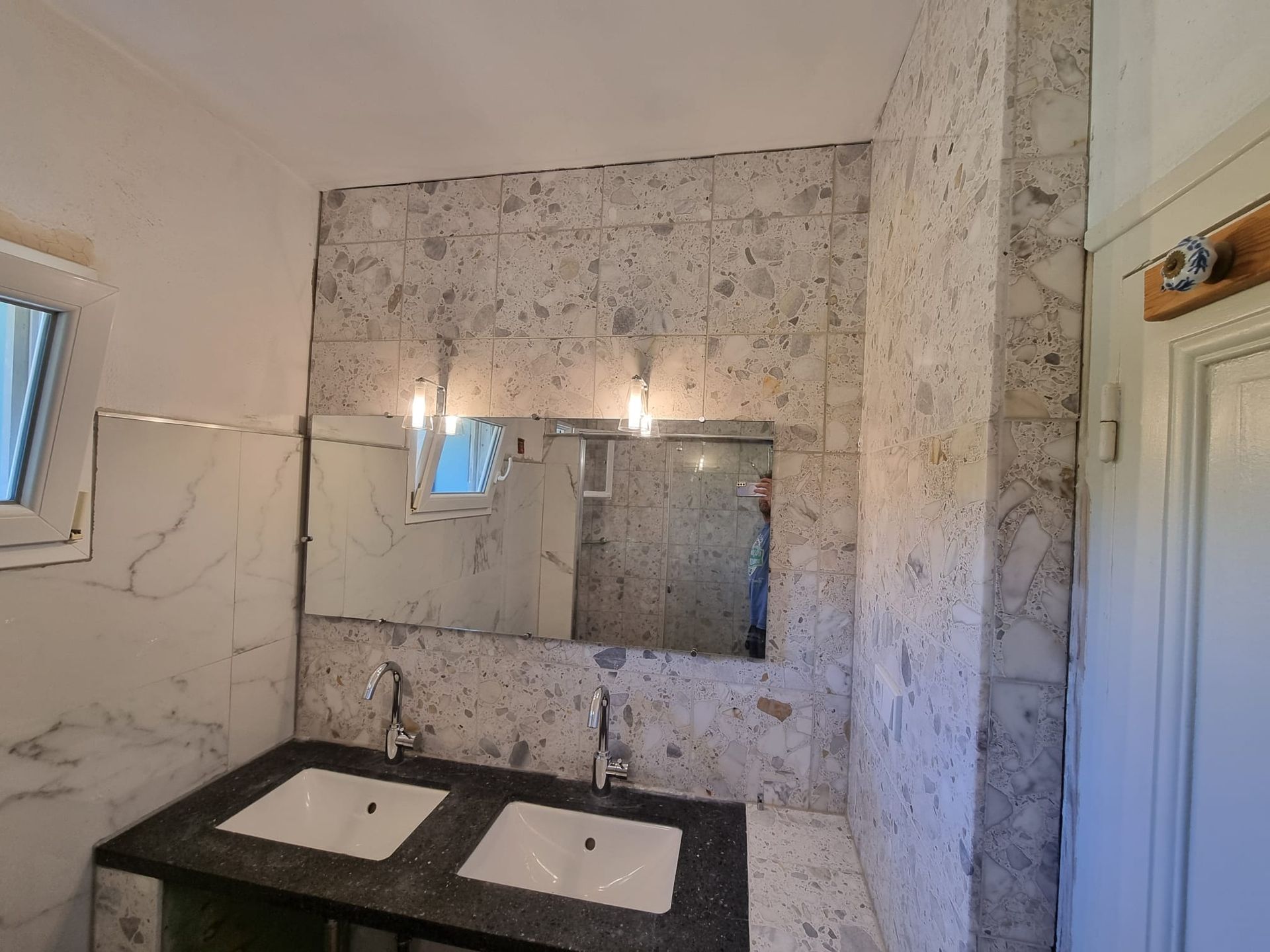 Een badkamer met een wit douchegordijn en een badkuip