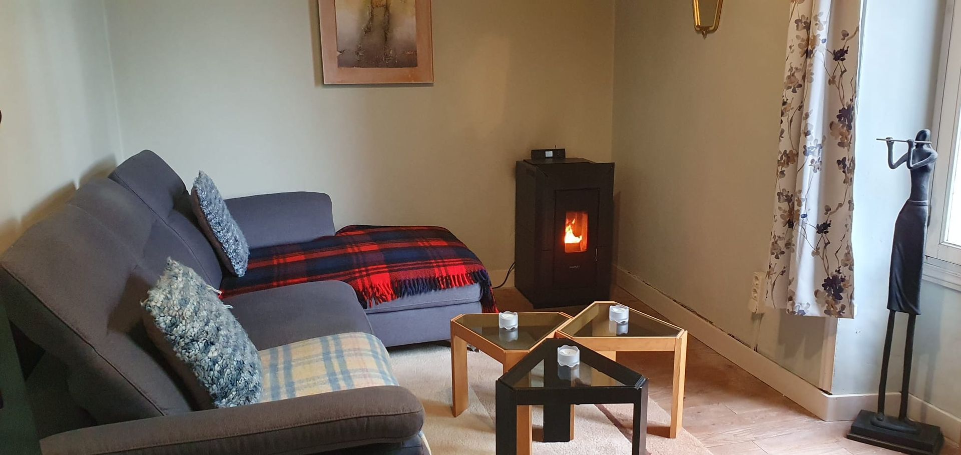 Un salon avec un canapé une table et une cheminée