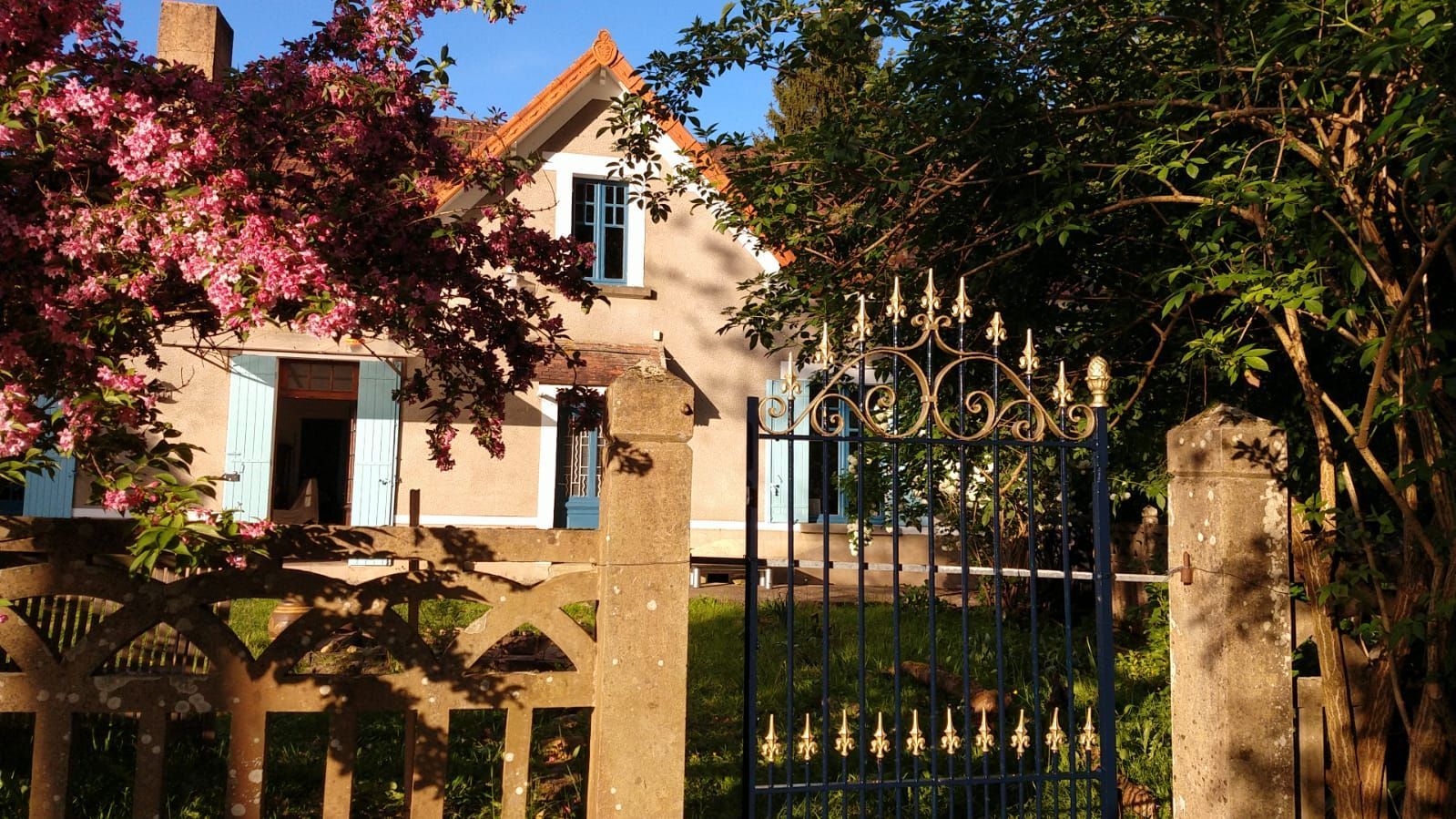 Een brug over een rivier met kajaks op de voorgrond