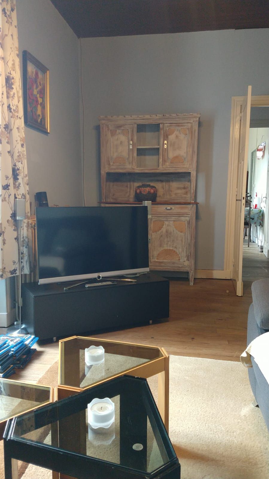 Un salon avec une télévision à écran plat sur un meuble