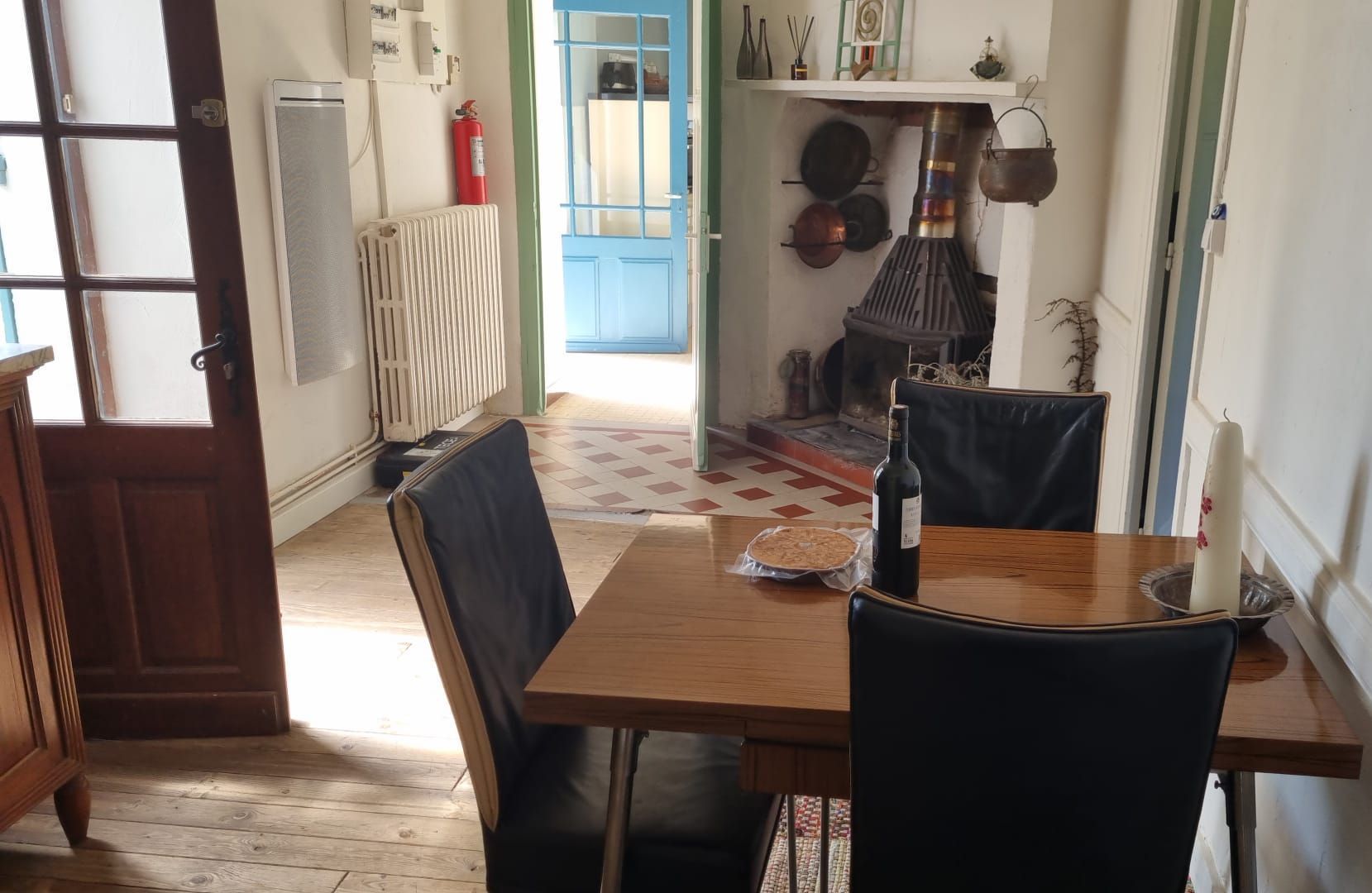 Une pièce avec une table et des chaises et un papillon sur le mur