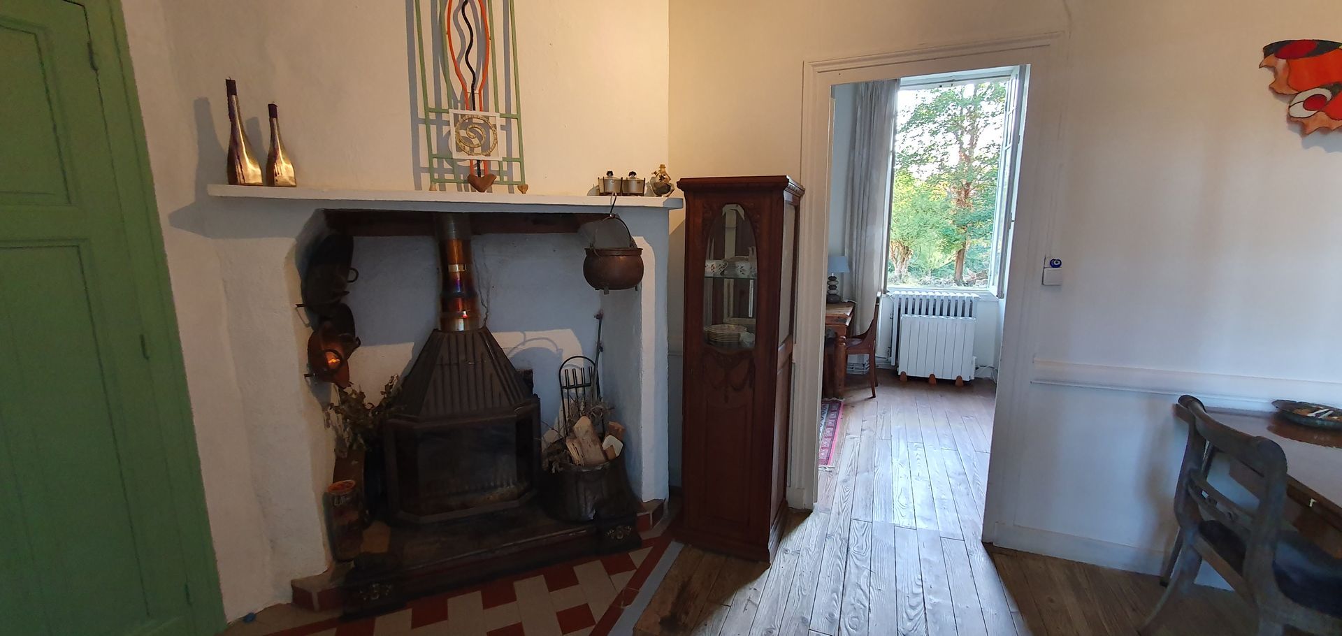 Een woonkamer met lichtkleurige broquante kast, een flatscreen-tv op een standaard