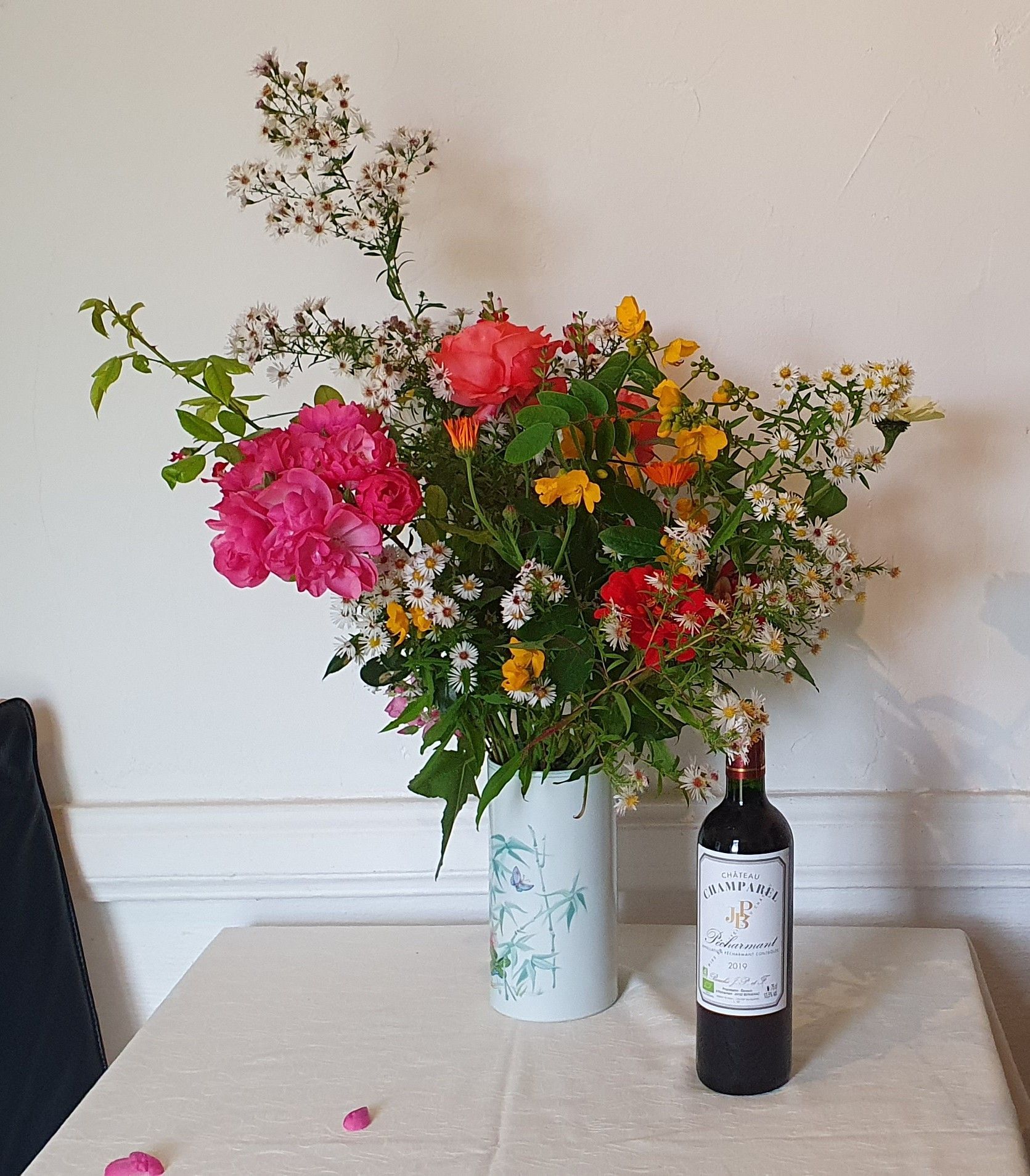 Een kroonluchter met brandende kaarsen hangend in een put