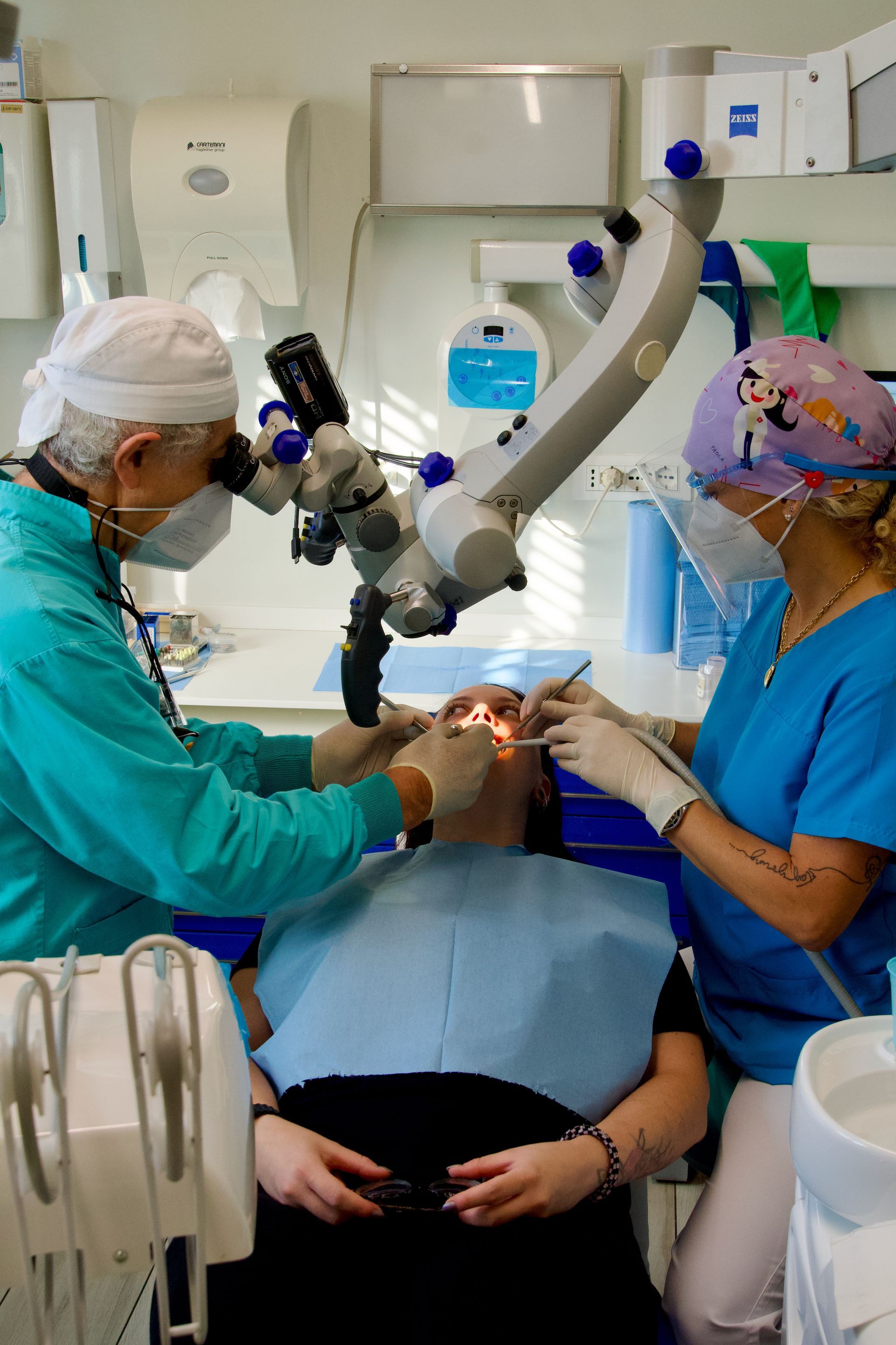 un altra foto del dottor Simonini mentre effettua una prestazione