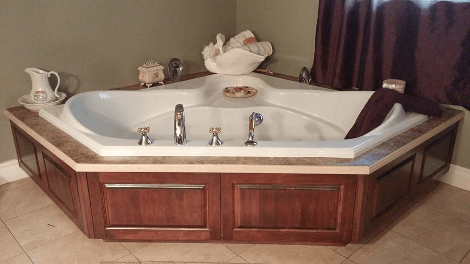 Une baignoire dans le coin d'une salle de bain à côté d'une fenêtre