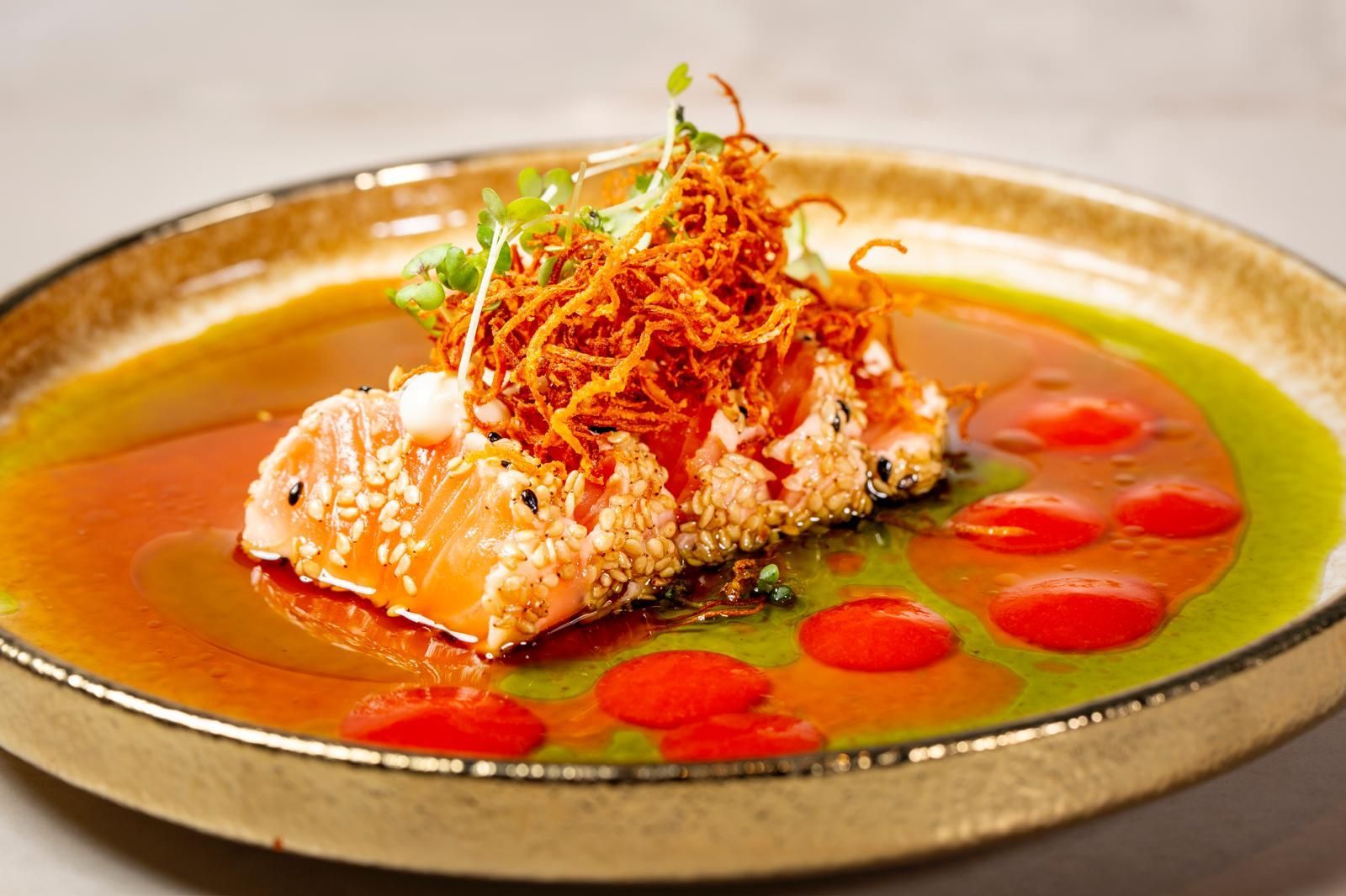 Un filetto di salmone scottato in crosta di sesamo