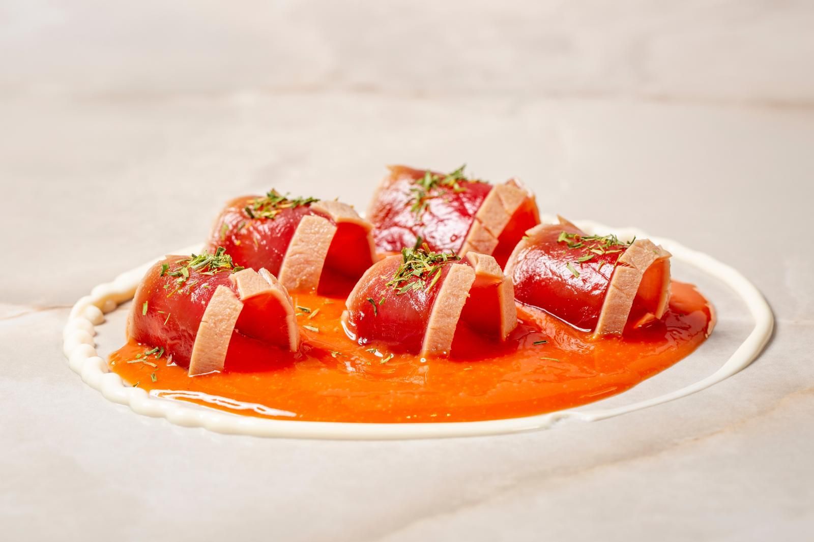 Quattro filetti di tonno rosso arrotolati e guarniti con erbe aromatiche