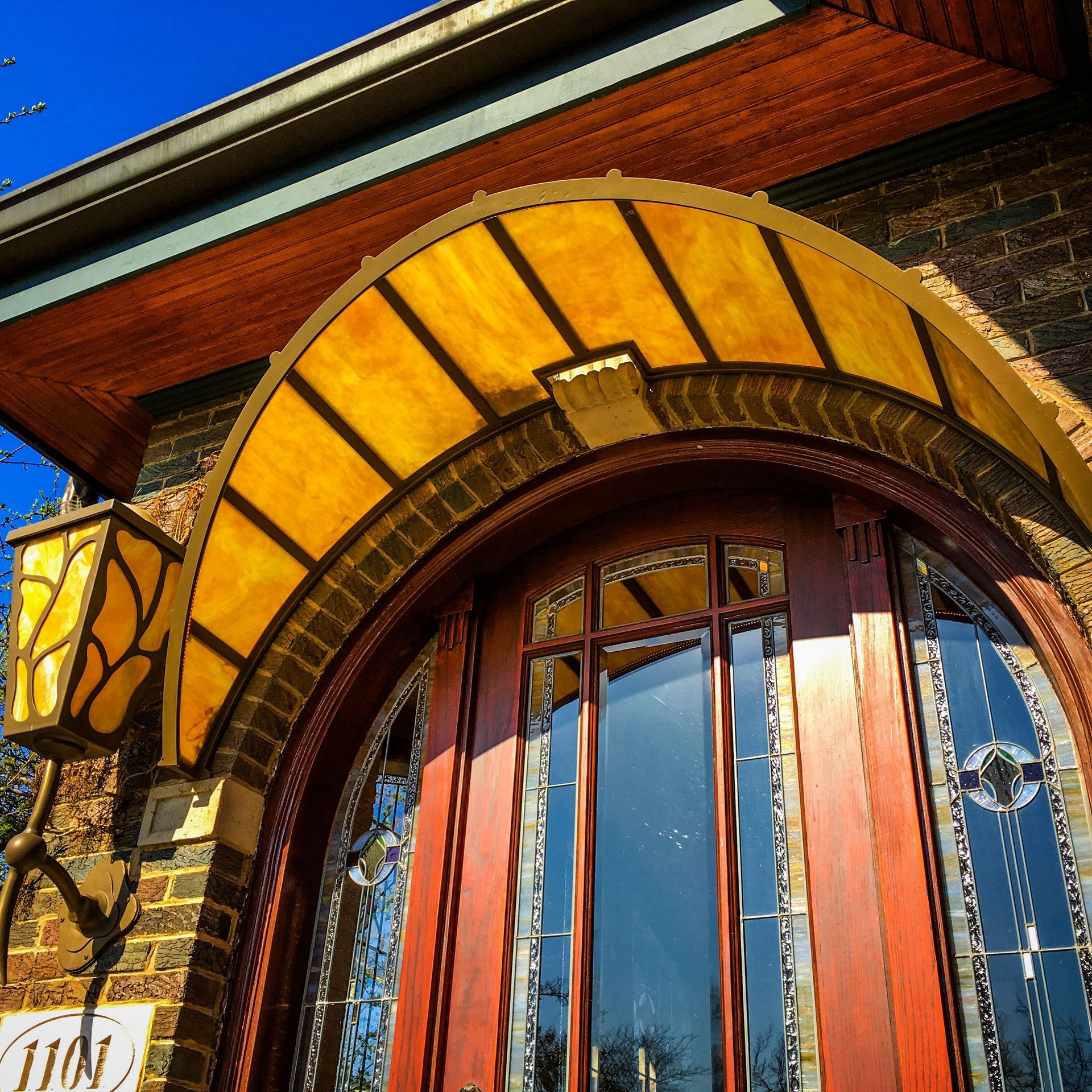 A brick building with a wooden door and a sign that says thai