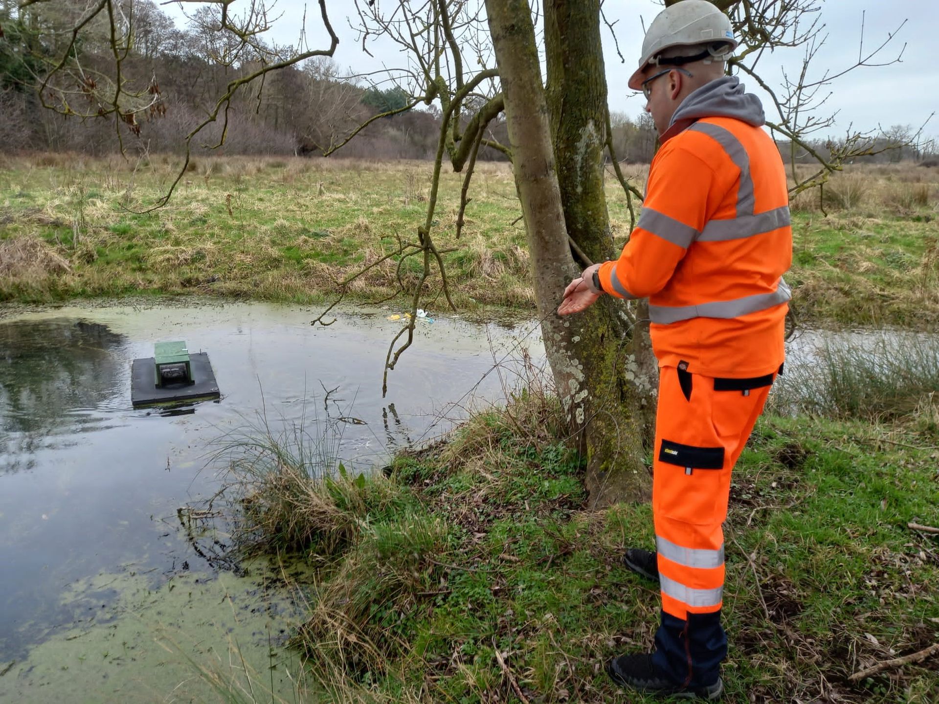Pest Control Specialist Retrieving Mechanism