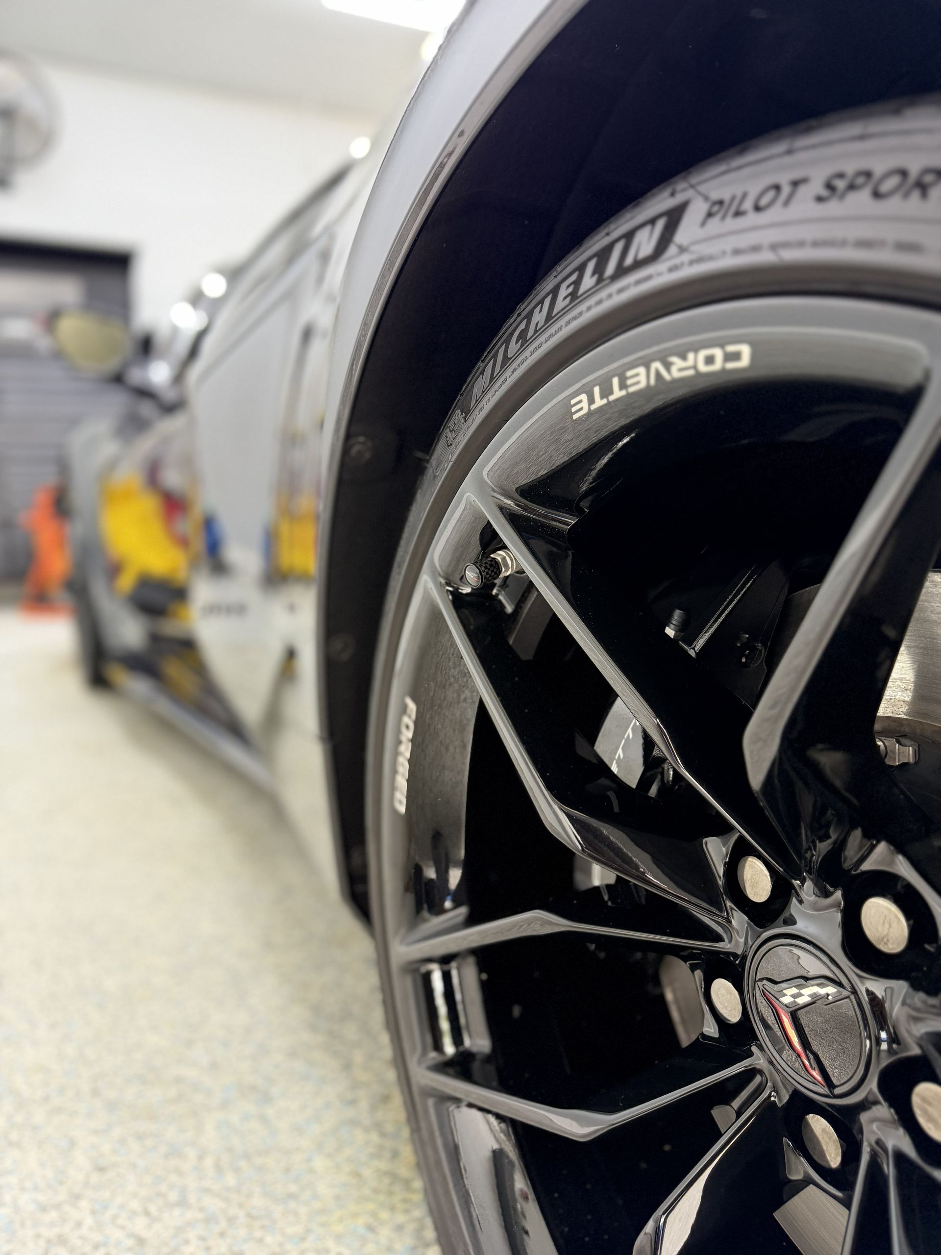 Chevy_C8_Corvette_2025_Black_Forged_wheels