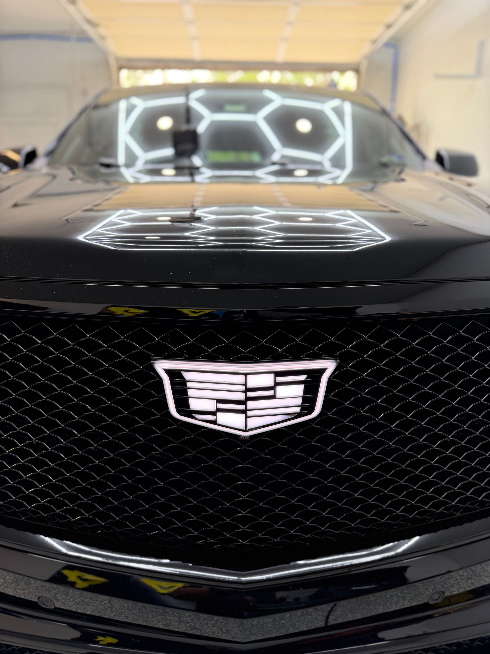 Cadillac_Escalade_V_2024_Black_front_emblem