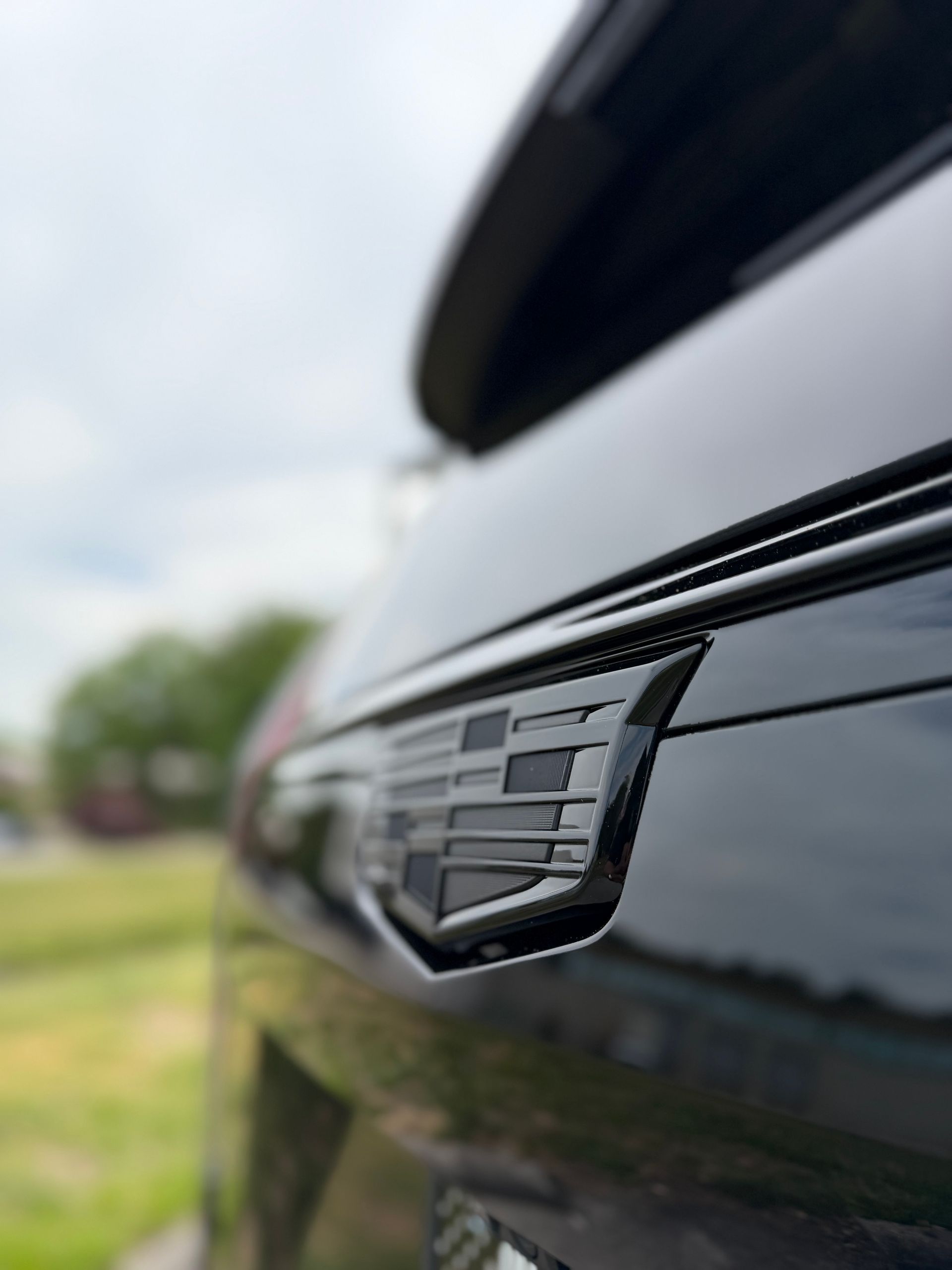 Cadillac_Escalade_V_2024_Black_rear_emblem