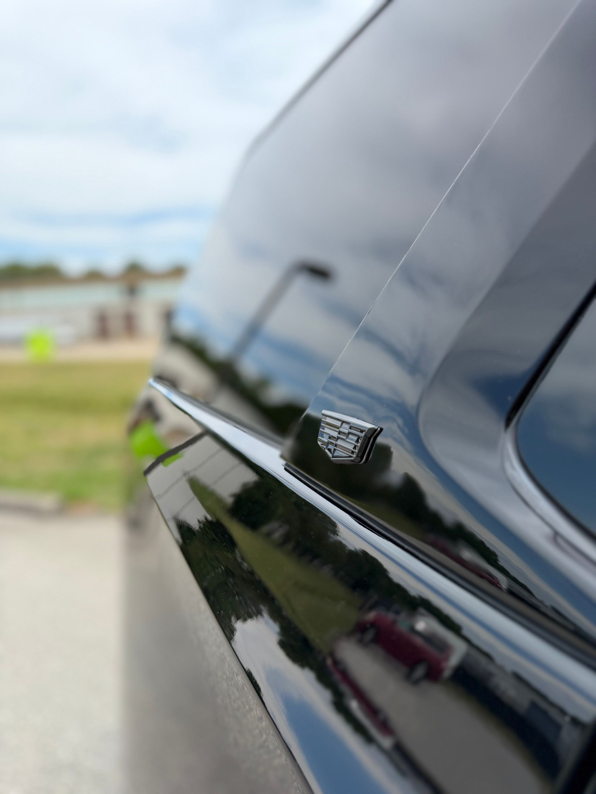 Cadillac_Escalade_V_2024_Black_side_emblem