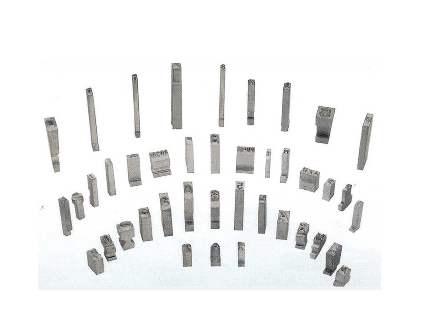 tipos o caracteres en bronce o acero