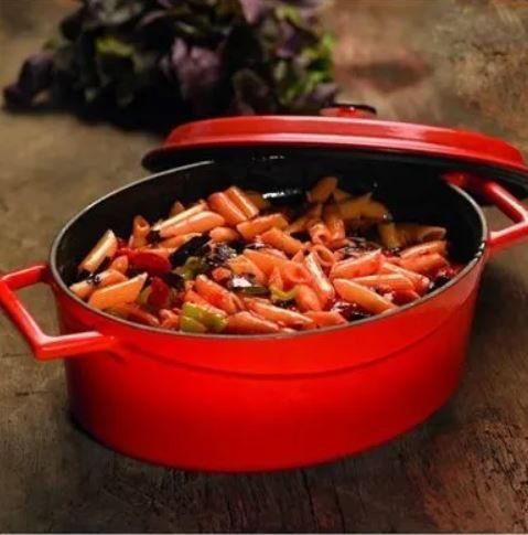 pentola in ceramica rossa con pasta