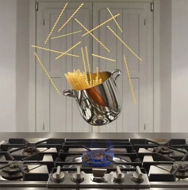 pentola in acciaio con pasta lunga