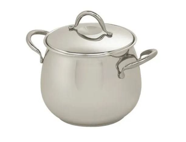 pentola in acciaio chiusa con coperchio