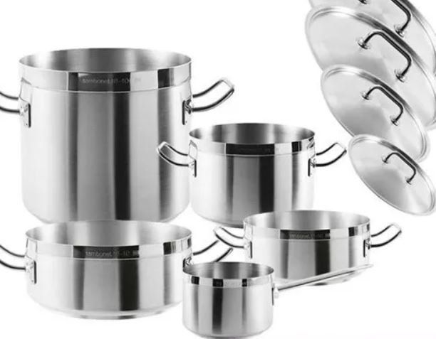 set di pentole in acciaio con coperchi