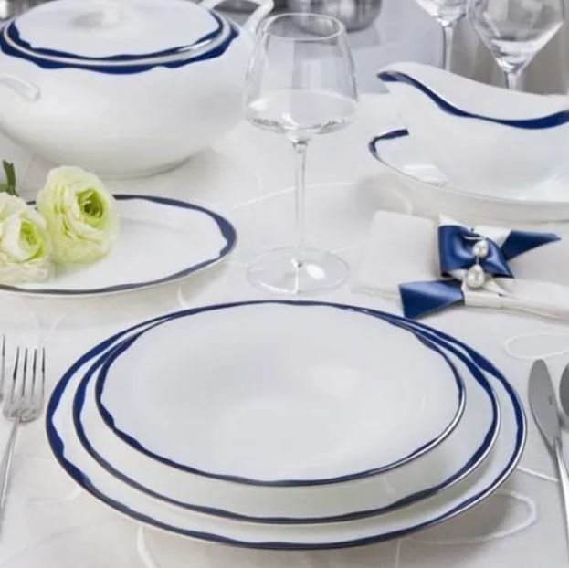 piatti in porcellana bianchi con bordi blu