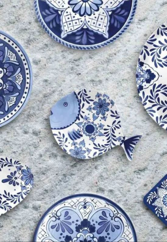 piatti in melanina blu e bianchi con decorazioni