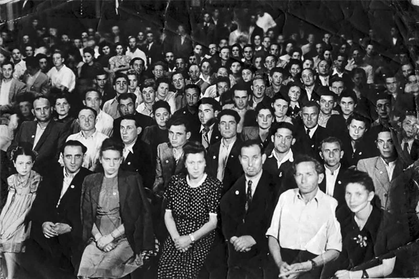 A public of men and women from the end of 20th century