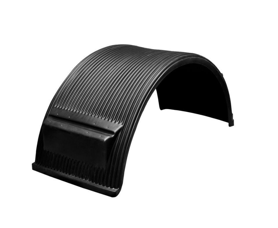 Guardabarros de camión semirremolque de color negro con superficie estriada, diseñado para cubrir la rueda.