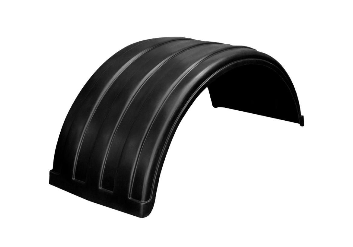 Guardabarros de camión semirremolque negro con diseño acanalado curvo, aislado sobre fondo blanco.