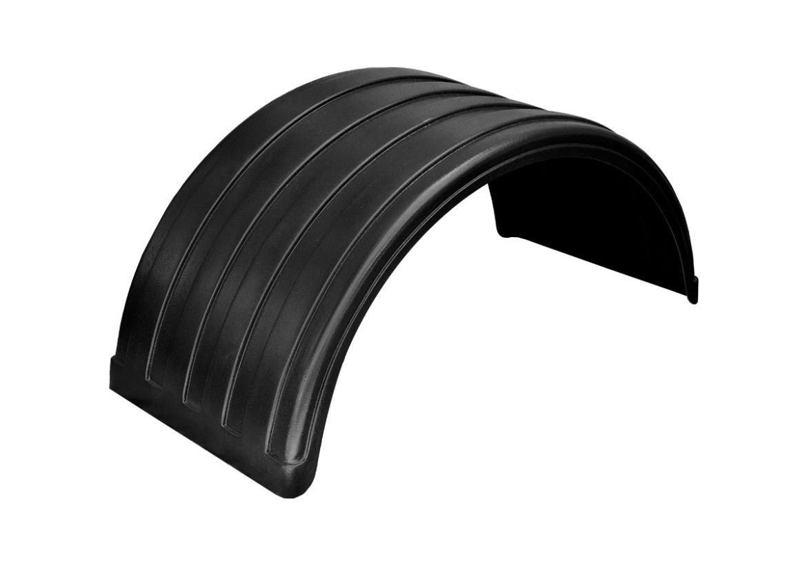 Guardabarros de camión arqueado de color negro con cinco ranuras paralelas, mostrado sobre un fondo blanco.