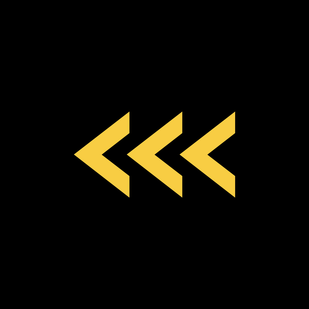 Triple chevron amarillo apuntando hacia la izquierda sobre fondo negro.