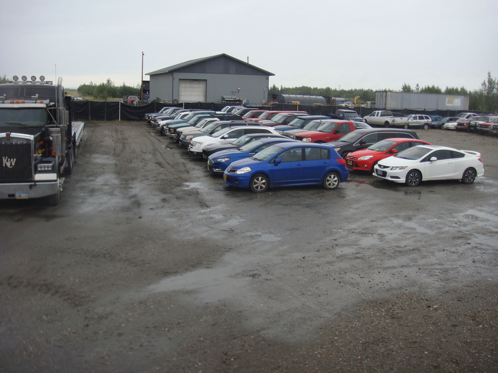 a lot of cars are parked in a parking lot