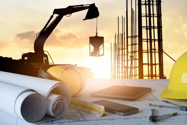 Blick auf Baustelle mit Plänen im Vordergrund