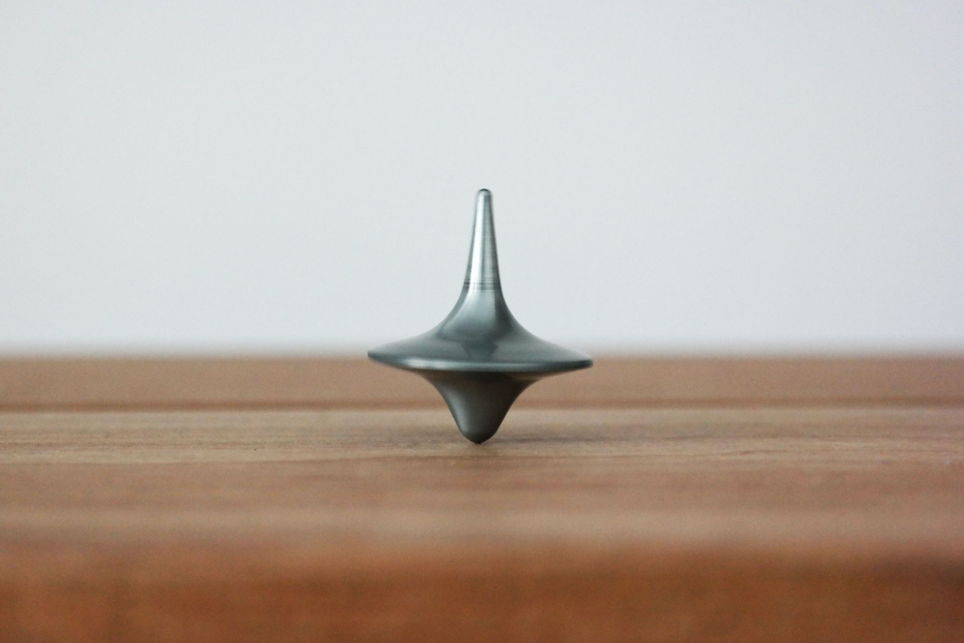Un pendule en équilibre sur une table