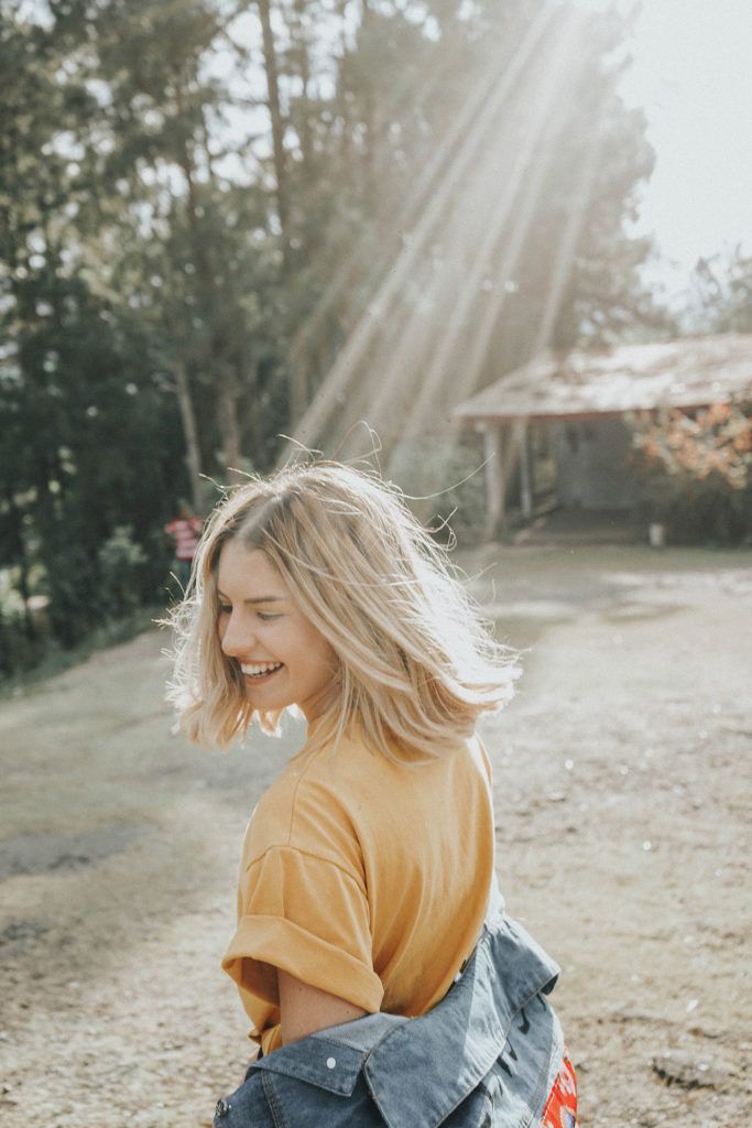 Jeune femme  dans la nature qui sourie
