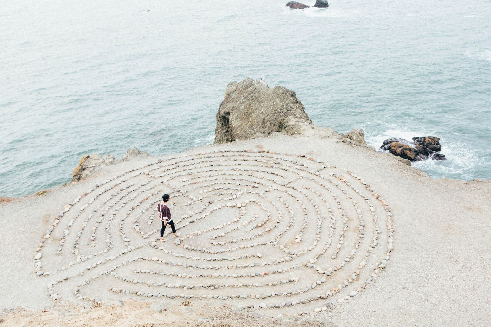 Femme marchant dans un labyrinthe
