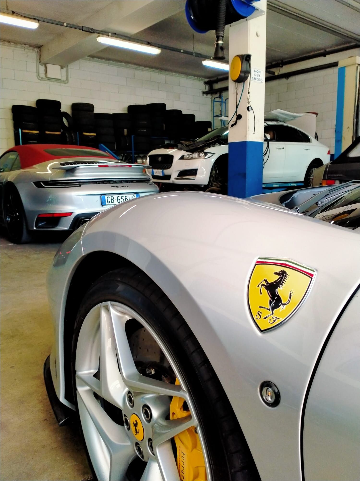 Una Ferrari argentata è parcheggiata in un garage