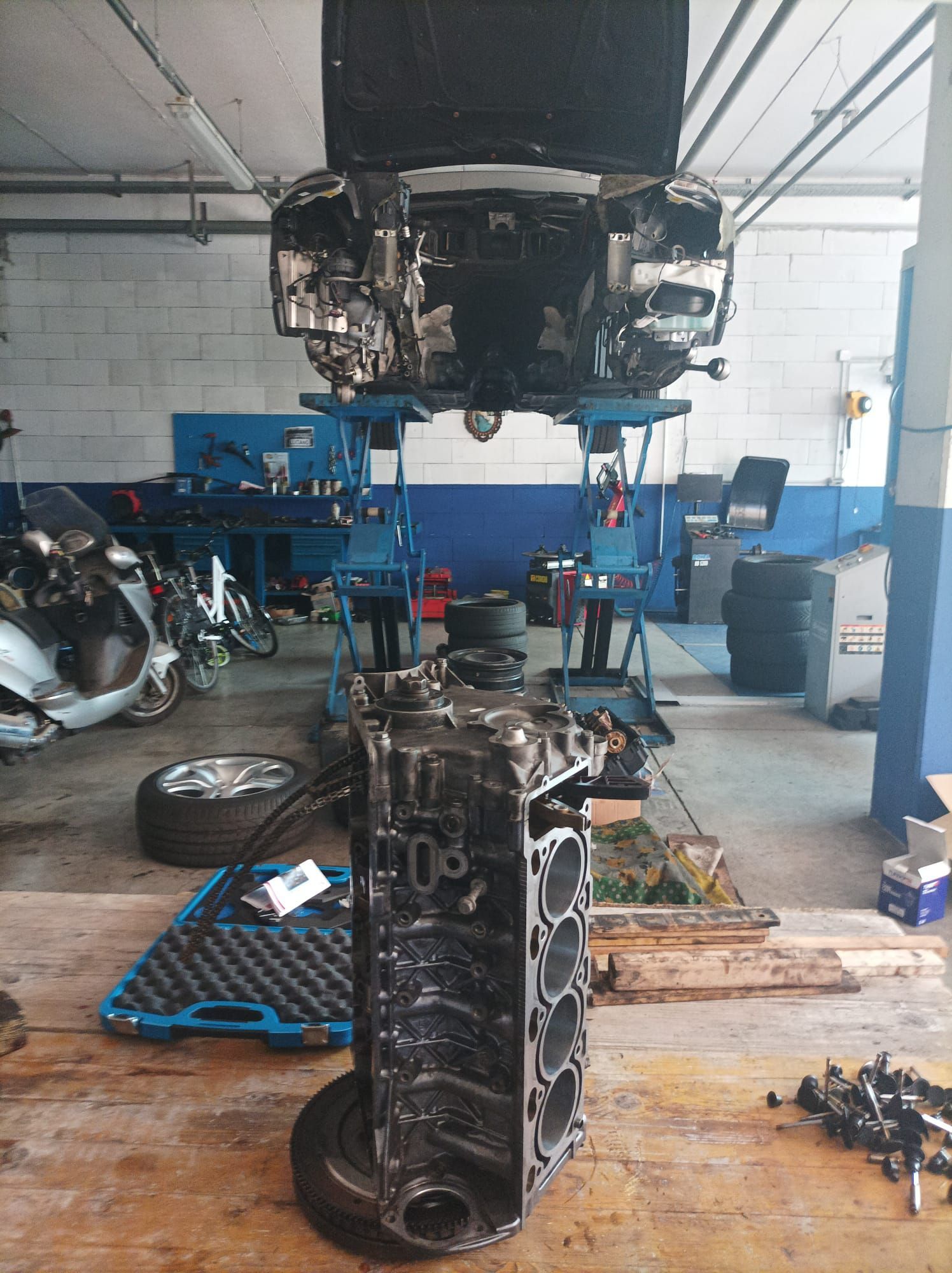 Un motore di auto viene riparato in un garage