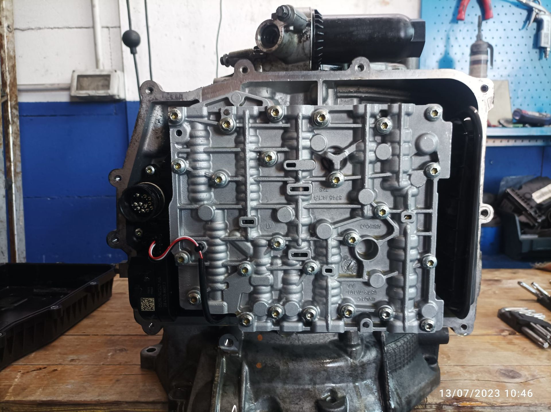 Una foto del motore di un'auto è stata scattata il 31/12/2017