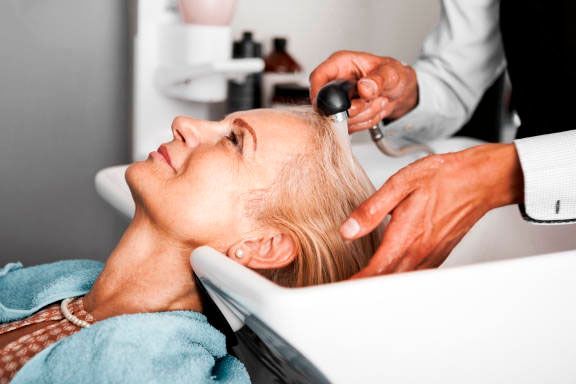 Peluquería y manicura para el adulto mayor