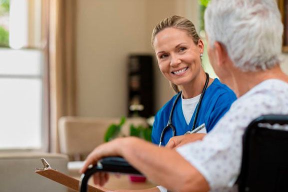 Nutricionistas y terapeuta ocupacional para el adulto mayor