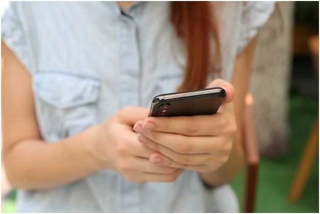A woman ordering from a restaurant online