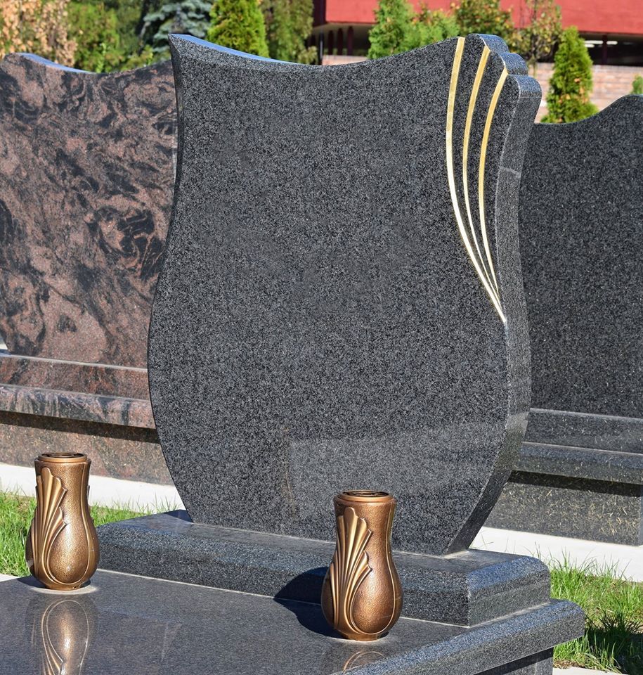 lapide in granito scuro