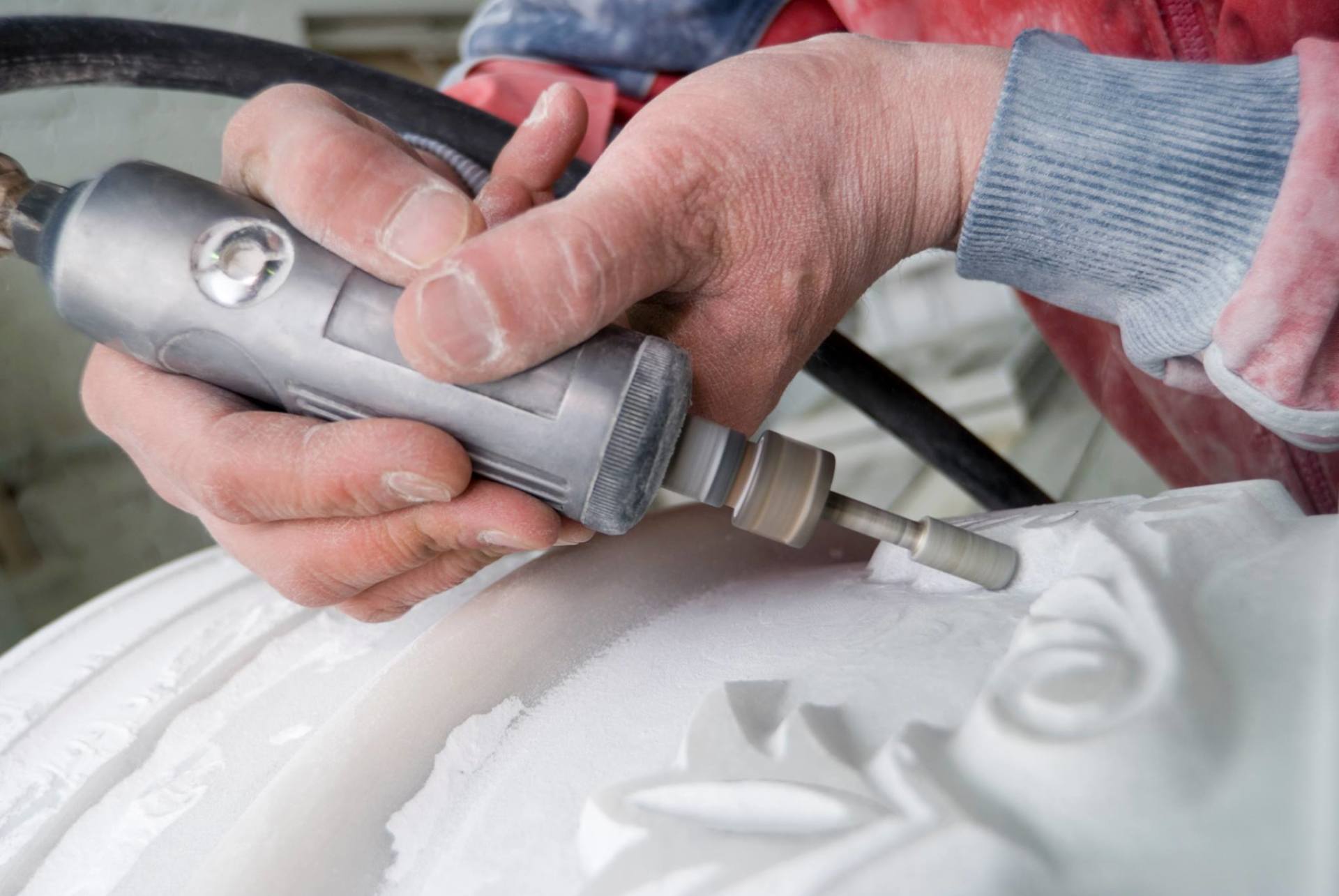 artigiano durante la realizzazione di arte sacra