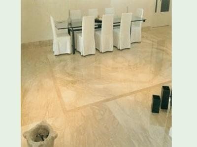 Pavimento realizzato con daino reale nuvolato, lavorazione a macchia aperta