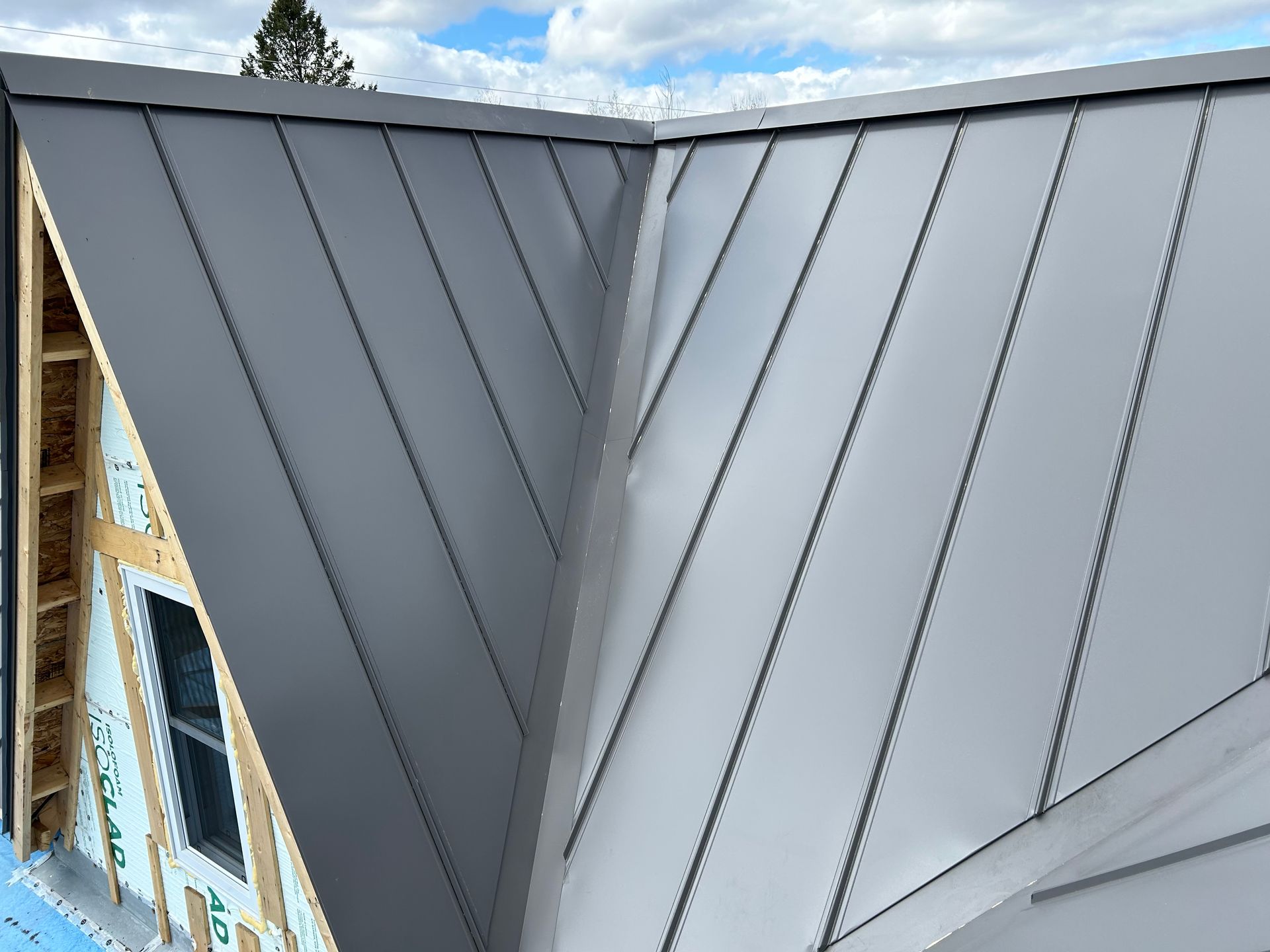 Un gros plan d'un toit en métal sur une maison en construction.