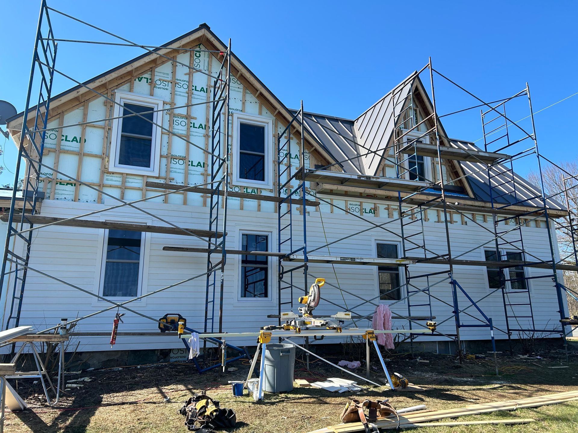 Une maison est en cours de rénovation avec des échafaudages autour