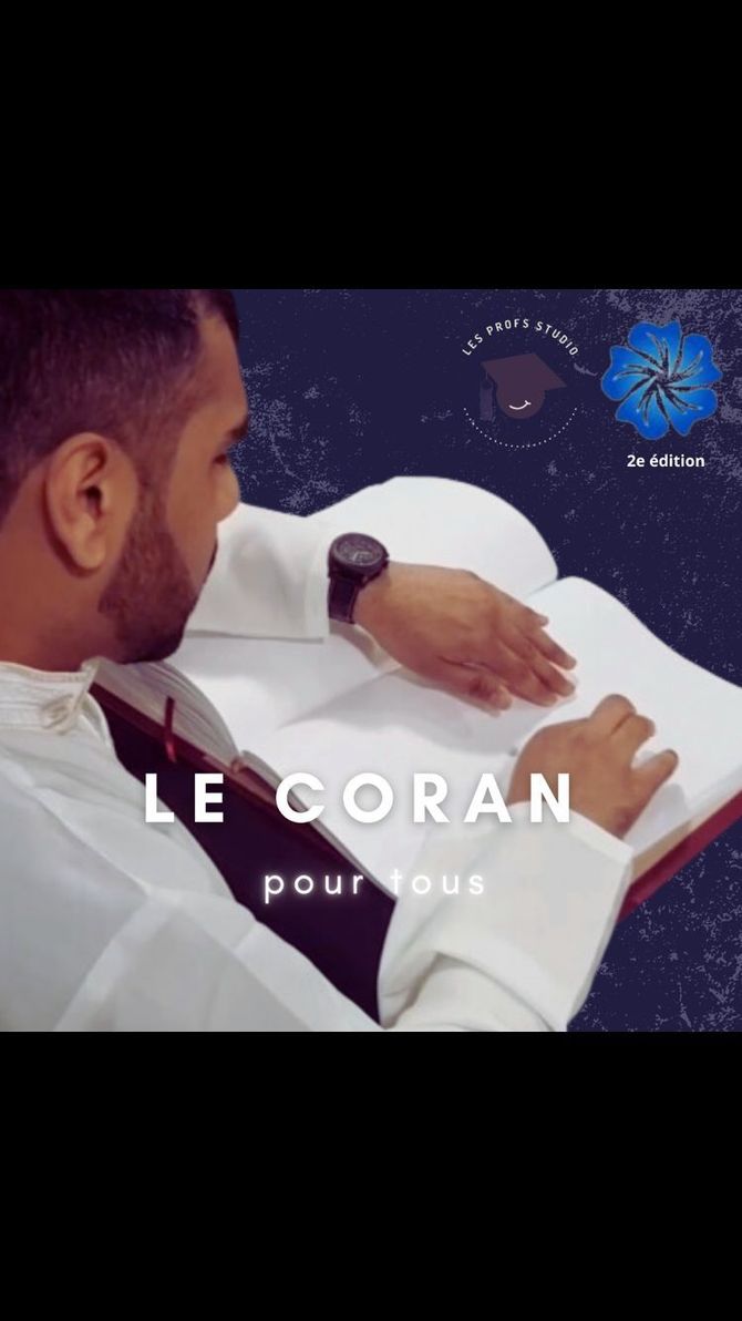 Une personne lit un grand livre en braille dont le titre « LE CORAN pour tous »