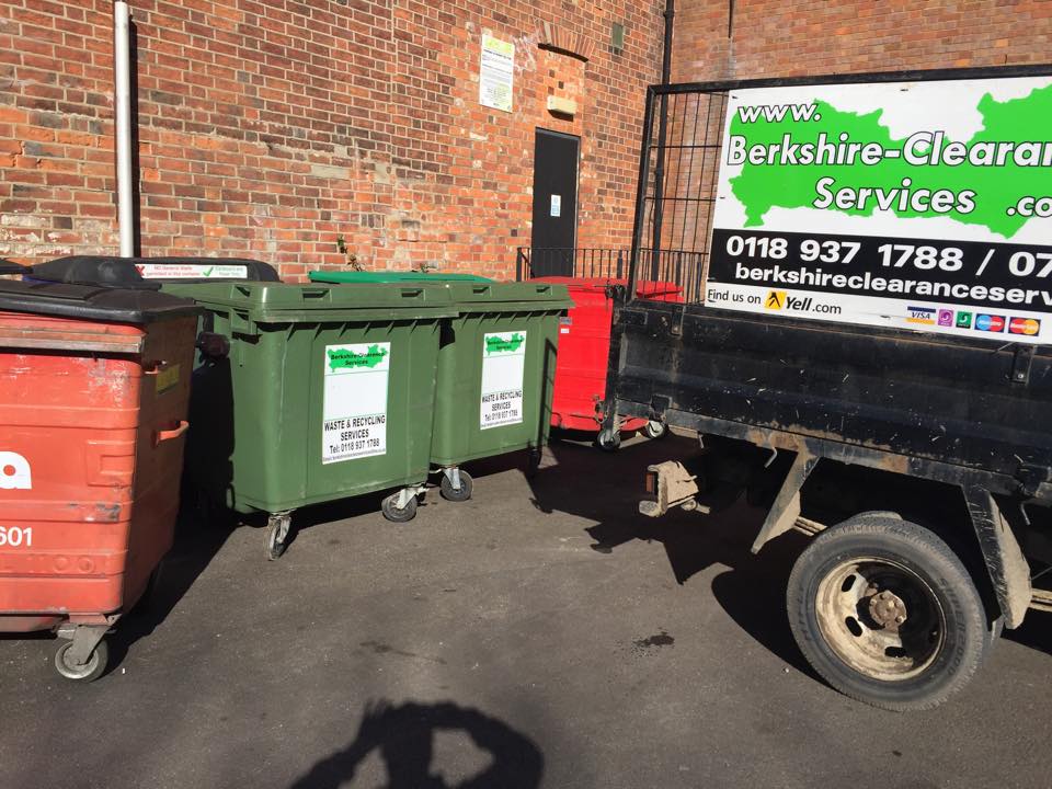 FORD TRANSIT 3.5 TONNE COLLECTION VEHICLE AT A HOISE CLEARANCE IN HENLEY BERKSHIRE CLEARANCE SERVICES